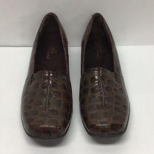 Easy Street NWOT brown croc-embossed slip-on shoe size 6.5N
